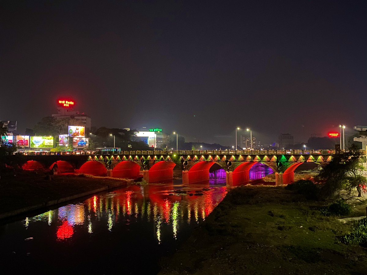 hungryyounglady's tweet photo. Long time no see, #Twitter! 👀            So many photos to share from the library... starting with this lovely evening view of #Pune! #Bridges #PuneCity #thursdayvibes #photography #view #punekar https://t.co/BDcuwox8FD