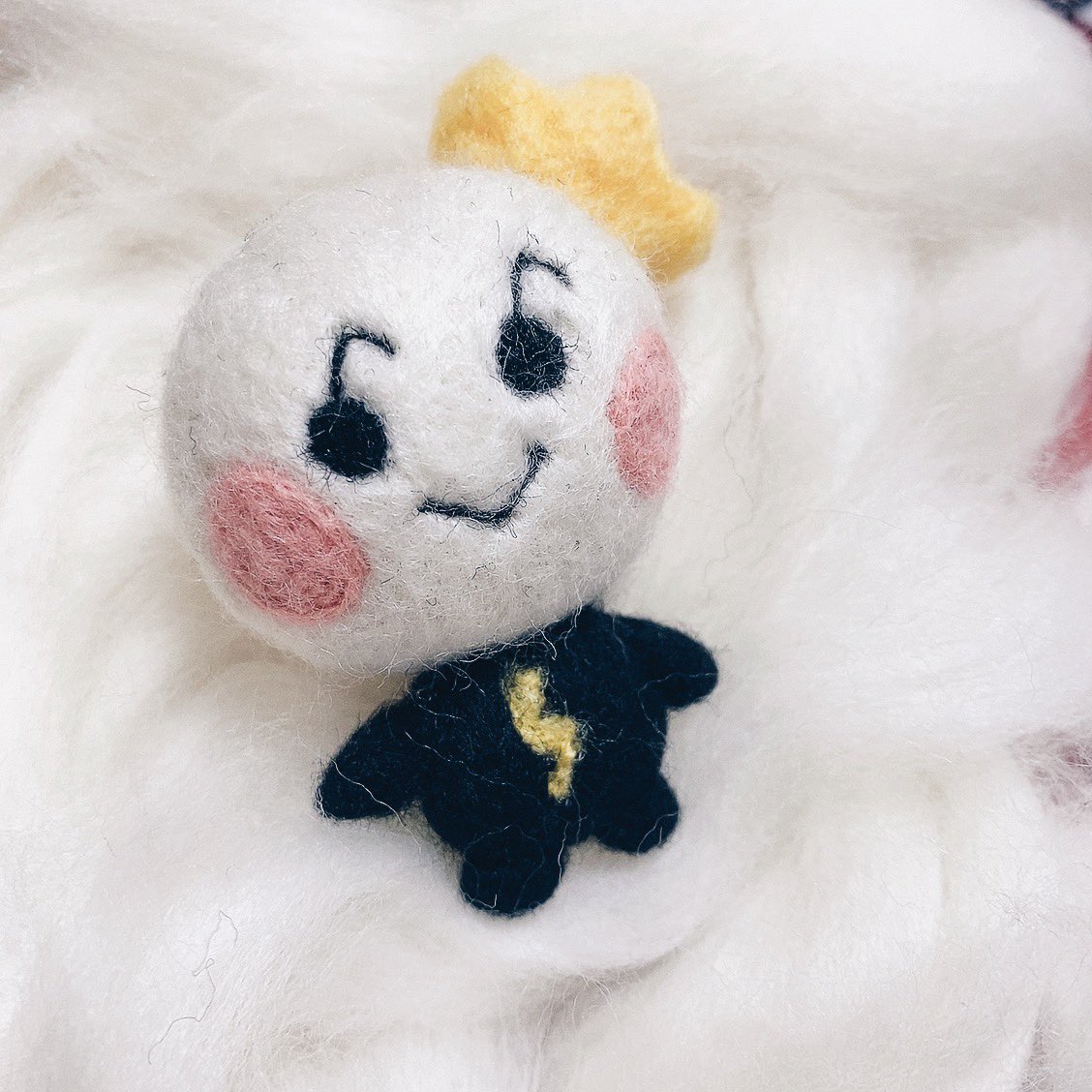 アイボリー×レッド TREASURE ヨシ PLUSHDOLL ぬいぐるみ TRUZ ヨチ