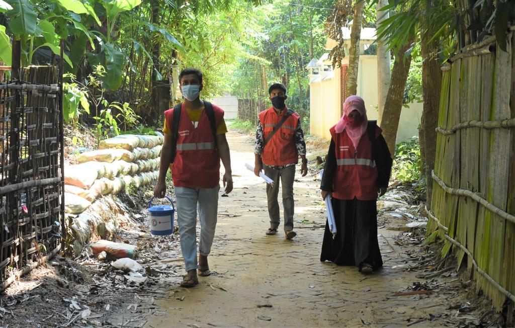 sanjeevkafley's tweet photo. #CoxsBazar continues to witness a rise in #COVID19 cases over past few days.Volunteers are working to keep communities safe.@BDRCS1 with support of @ifrc & #RCRC_partners advocate for vaccine, masks, social distance, sanitizer + frequent handwashing. Battle is not over. https://t.co/Bg32XtKpx3