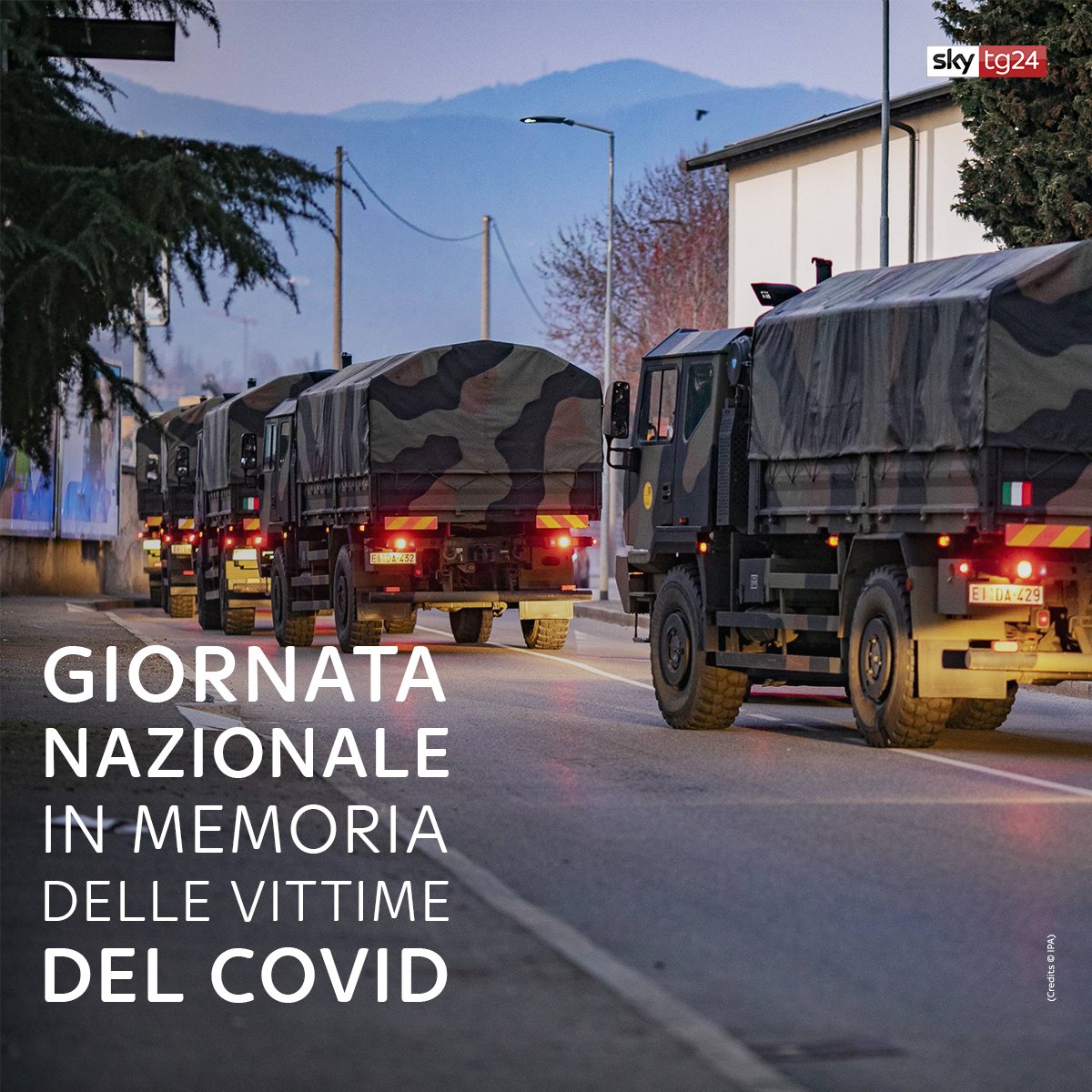 SkyTG24's tweet photo. Sono oltre centomila le vittime del coronavirus in Italia che vengono ricordate il #18marzo, nella Giornata nazionale in memoria delle vittime del #Covid https://t.co/8esERZr7fA