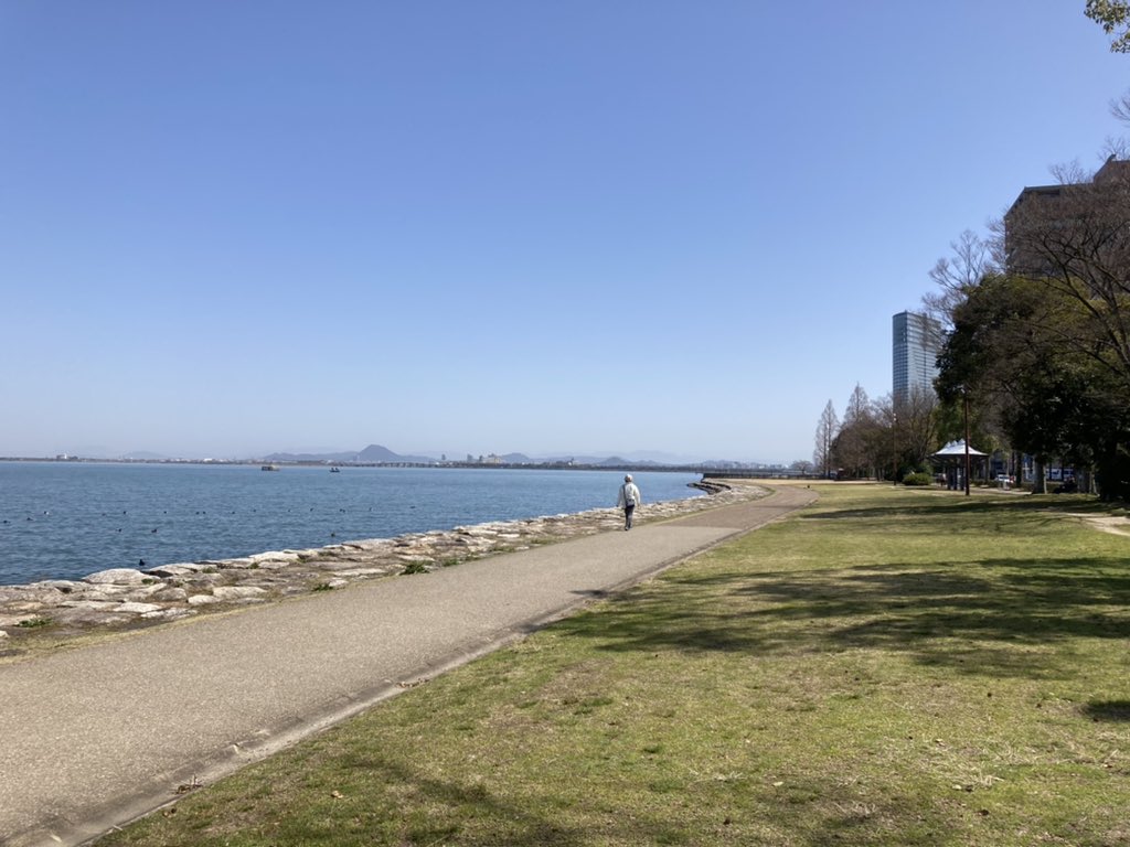 Hanafree12's tweet photo. 今日は大津へ🏖

琵琶湖の近くを一日中ぶらぶらしました。自然が多く、歩道もひろびろ、人通りも少なくてのんびりできました☺️

子連れの人や、ピクニックをしている人も結構いたり😊

滋賀は京都や大阪に比べると遊び場所は少ないかもですが、自然に囲まれてのんびり生きたい人には向いてそうですね🌼 https://t.co/rqRJs16j1E