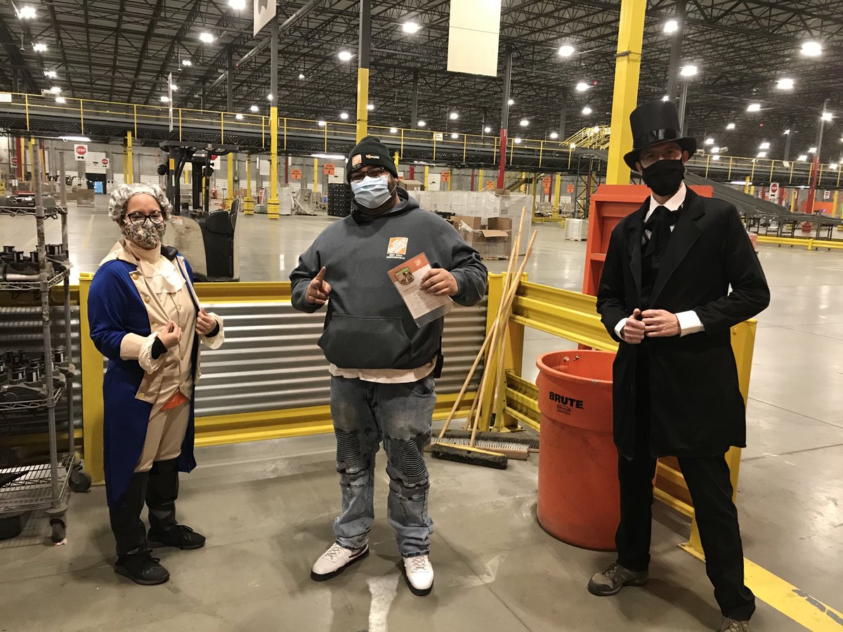 alacockthd's tweet photo. RDC 5034 B’ville. George Washington and Abe Lincoln handing out candy to our associates! https://t.co/QKiEPgtQRp