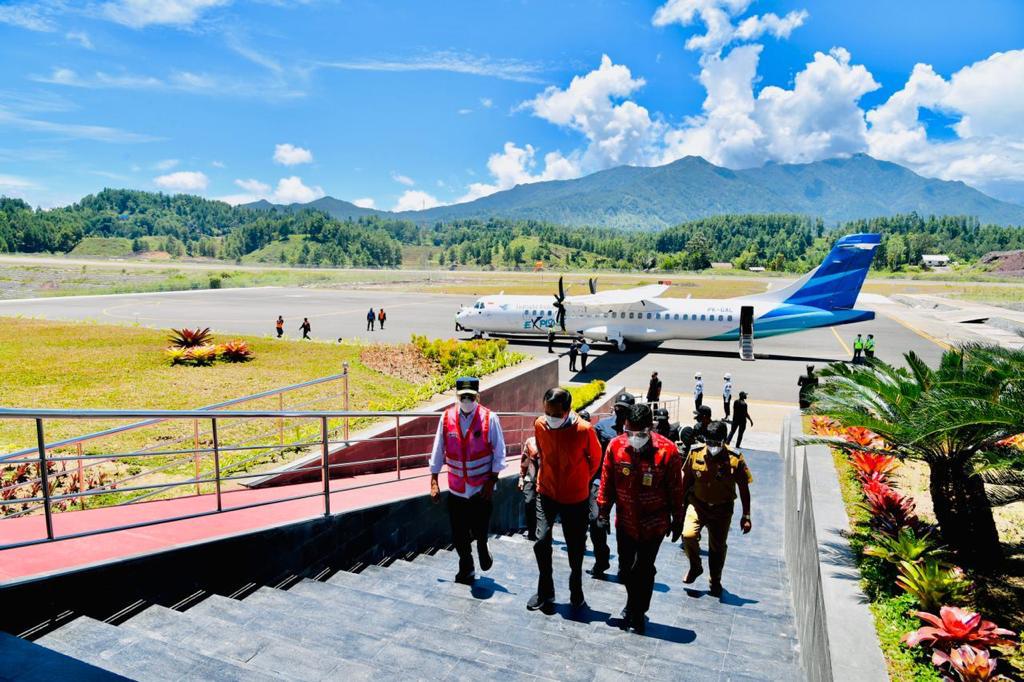 Tiga bukit dipangkas untuk membangun landas pacu Bandara Toraja sepanjang 2.000x30 m. Bandara inilah yang baru saja saya resmikan di Tana Toraja, Sulawesi Selatan. 

Bandara ini penting untuk mendorong konektivitas dan pariwisata setempat.