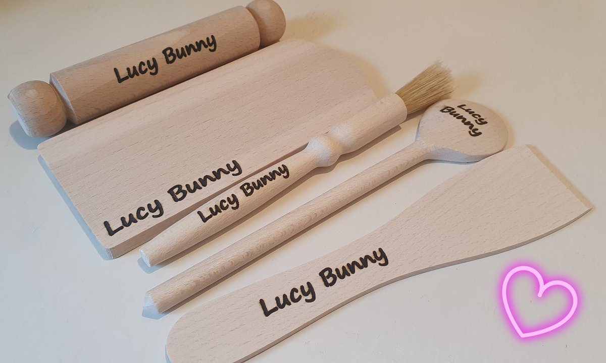 LittlensCrafts's tweet photo. Children's personalised baking sets make an alternative Easter gift instead of chocolate - £15 per set plus P&P 💌 #earlybiz #giftideas #bakingset #personalisedgifts #childrensgifts #TheCraftersUK #MHHSBD https://t.co/h4dRu3CCi8 https://t.co/lFS08aOplF