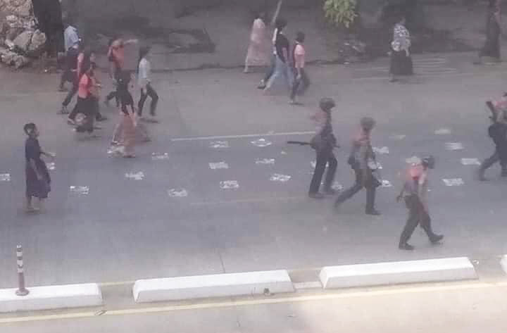 aapp_burma's tweet photo. On Yadanar Road between South Okkalapa and Thingangyun Twp, Yangon

Residents forced by military to remove sandbag barricades and stickers from the streets

A tactic of forced labor, practiced in the ethnic states

Source: RFA Burmese

#WhatsHappeninglnMyanmar #Myanmar https://t.co/L1uOctaJVU