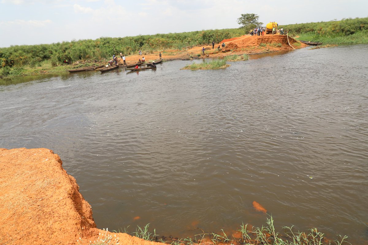 UNRA_UG's tweet photo. Following inspection of works on Saaka swamp in Kaliro Dist led by @AntiGraft_SH Head @edthnaka, Eng.Dr. Badru Kiggundu &amp; @UNRA_ED yesterday, UNRA is taking over construction works for a bridge crossing at Saaka swamp to guarantee safe connectivity to the community. #UNRAworks https://t.co/vtPZDtgXLL