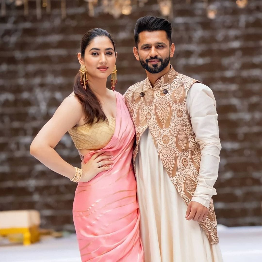 DISHUL3008's tweet photo. CLASSY COUPLE DISHUL
 
Rkvians love our idols..

💕👫♥️
 https://t.co/lH6YJAWKnI