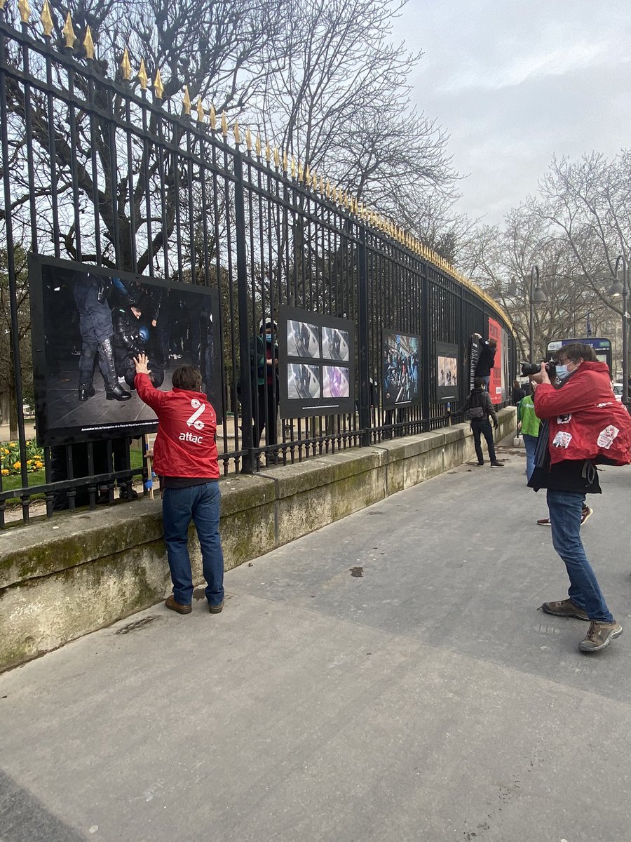 Avec la <a href="/CoordoStopLoiSG/">Coordination Stop Sécurité Globale</a>, nous sommes au jardin du Luxembourg, pour afficher ces images des violences policières lors des manifestations. 

Pourrons-nous continuer de les montrer ? 

#StopLoiSecuriteGlobale