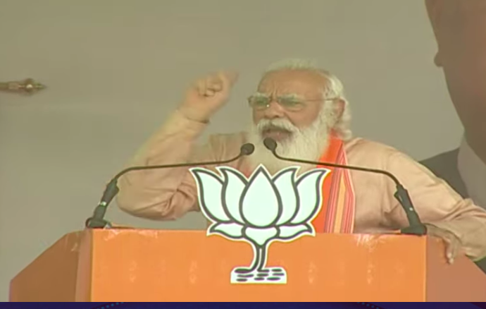 TheRightGhose's tweet photo. So, #Modi spins the slogan from "Chup, Chap Kamal Chaaph" -  bhoy nahin, sirf jai (no fear, only victory) - to "Is bar Jor se Chaaph,  Kamal Chaaph". Look at the tribal female gathering. #ModiInPurulia #modiinbengal #WestBengalElections2021 https://t.co/VI8c3iTSVj