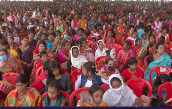 TheRightGhose's tweet photo. So, #Modi spins the slogan from "Chup, Chap Kamal Chaaph" -  bhoy nahin, sirf jai (no fear, only victory) - to "Is bar Jor se Chaaph,  Kamal Chaaph". Look at the tribal female gathering. #ModiInPurulia #modiinbengal #WestBengalElections2021 https://t.co/VI8c3iTSVj