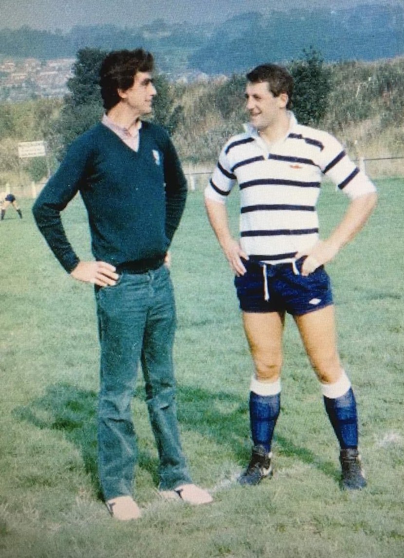 Not really @OrrellRUFC but still interesting picture of friend Wade Dooley from Hoppers, @lancashirerugby , @pastnorth , @EnglandRugby @lionsofficial Peter Mayhew (Chewbacca from Star Wars) discussing who is taller at Thwaites before @KeighleyRUFC v @RugbyHoppers 28th Sept 1985. https://t.co/yzXbezXSsX