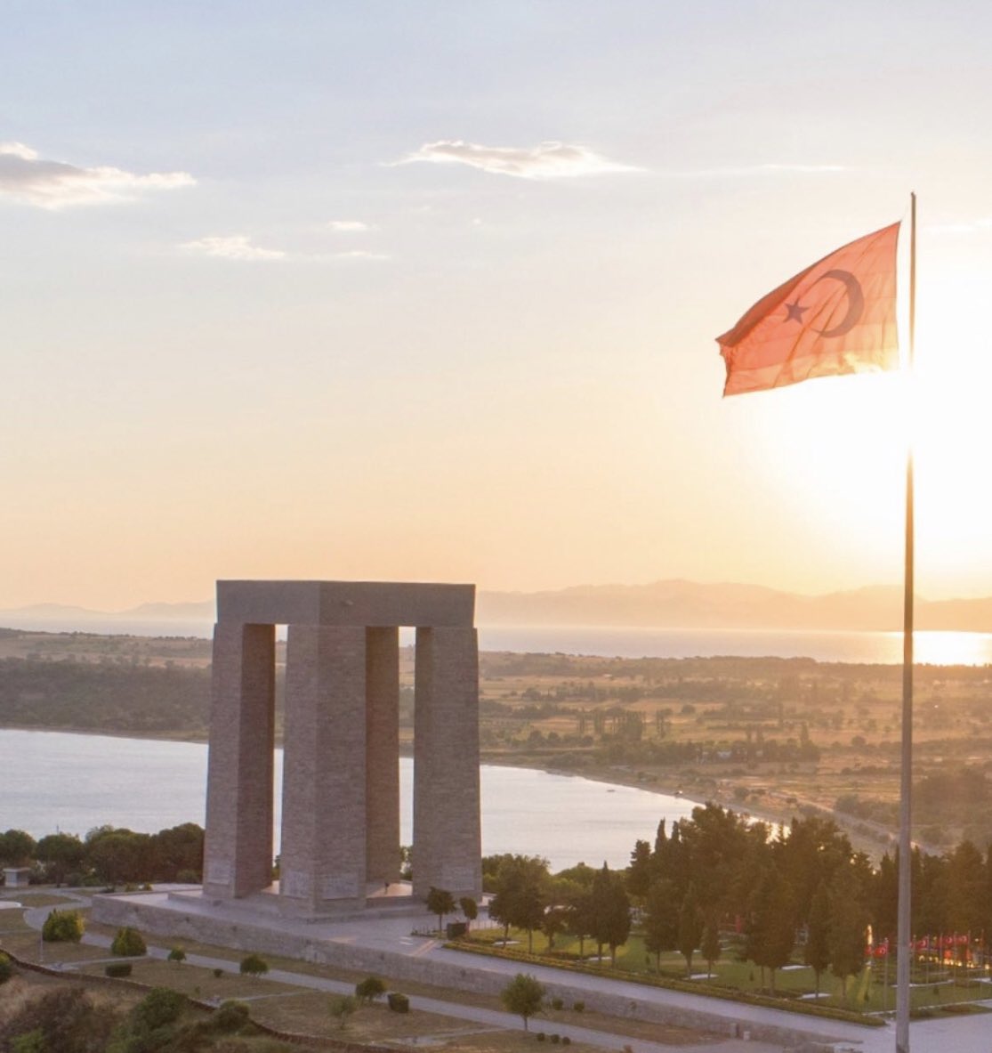 Gururla, saygıyla ve minnetle...
#18martçanakkalezaferi