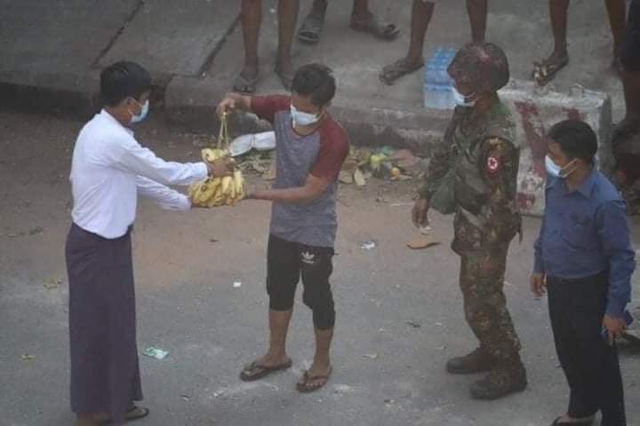 SatoImo00060829's tweet photo. Some old imposters give foods to terrorist groups😃.
INTERNET BLACKOUT
#Mar18Coup
#WhatsHappeningInMyanmar https://t.co/sabOGkIqtM