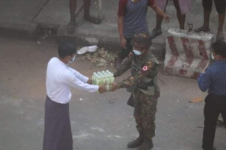 SatoImo00060829's tweet photo. Some old imposters give foods to terrorist groups😃.
INTERNET BLACKOUT
#Mar18Coup
#WhatsHappeningInMyanmar https://t.co/sabOGkIqtM
