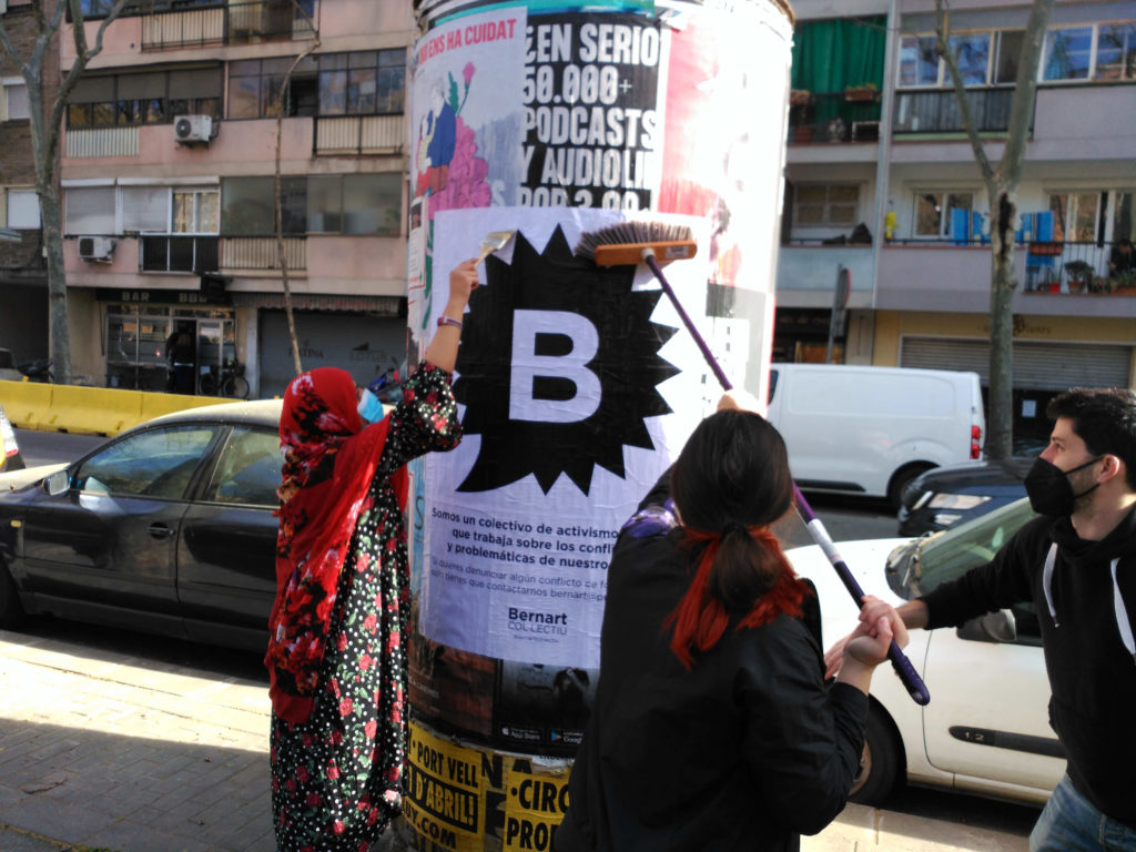 insbernatmetge's tweet photo. Els membres del col·lectiu #Bernart del projecte #EnResidència, amb @davidprotom i @ExperimentemART, s'han presentat al veïnat i els comerços del barri i han recollit la seva opinió sobre els aspectes que els generen inquietud #bernartcol·lectiu #artivisme #streetart #mésBernat https://t.co/o4a4YzaGni