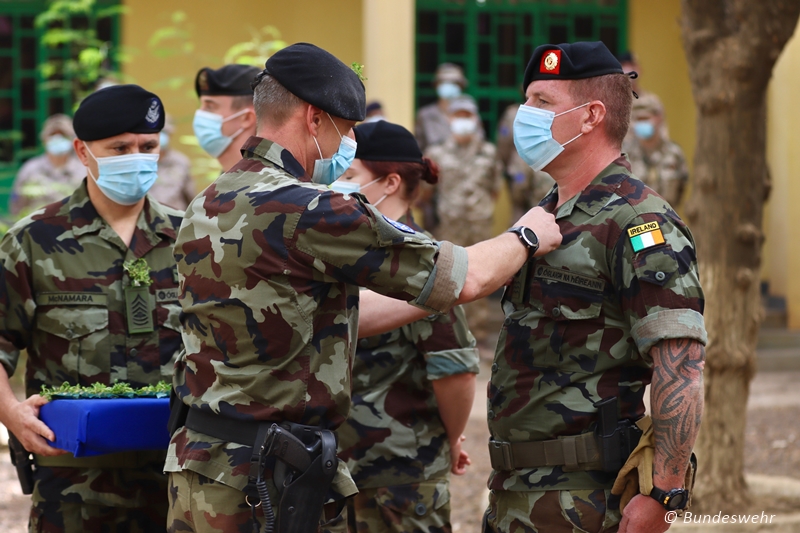 Kath_MilSeel's tweet image. Pünktlich zum Nationalfeiertag St. Patrick’s Day wurden die Kleeblätter direkt aus Irland zu #EUTM geliefert. Den passenden Segen spendet natürlich der deutsche Pater Patrick, der für die #BundeswehrimEinsatz ist. Wir gratulieren den irischen Freunden! @bundeswehrInfo @Bw_Einsatz