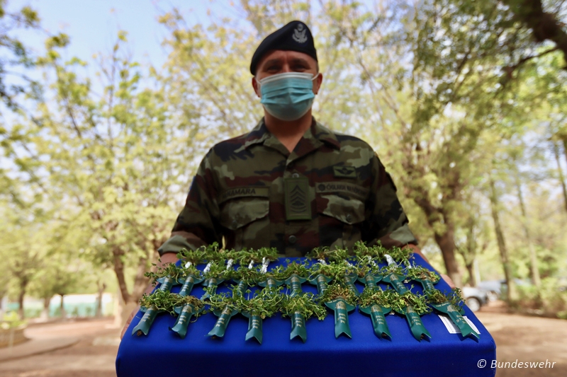 Kath_MilSeel's tweet image. Pünktlich zum Nationalfeiertag St. Patrick’s Day wurden die Kleeblätter direkt aus Irland zu #EUTM geliefert. Den passenden Segen spendet natürlich der deutsche Pater Patrick, der für die #BundeswehrimEinsatz ist. Wir gratulieren den irischen Freunden! @bundeswehrInfo @Bw_Einsatz