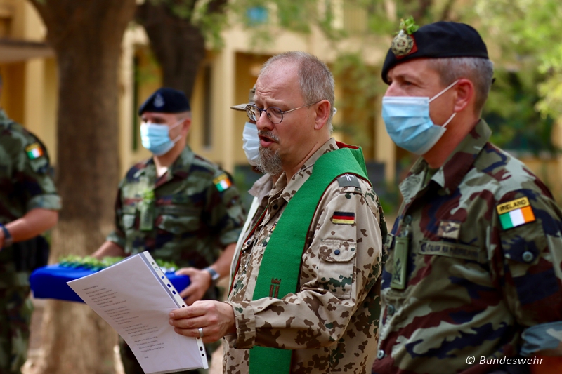 Kath_MilSeel's tweet image. Pünktlich zum Nationalfeiertag St. Patrick’s Day wurden die Kleeblätter direkt aus Irland zu #EUTM geliefert. Den passenden Segen spendet natürlich der deutsche Pater Patrick, der für die #BundeswehrimEinsatz ist. Wir gratulieren den irischen Freunden! @bundeswehrInfo @Bw_Einsatz