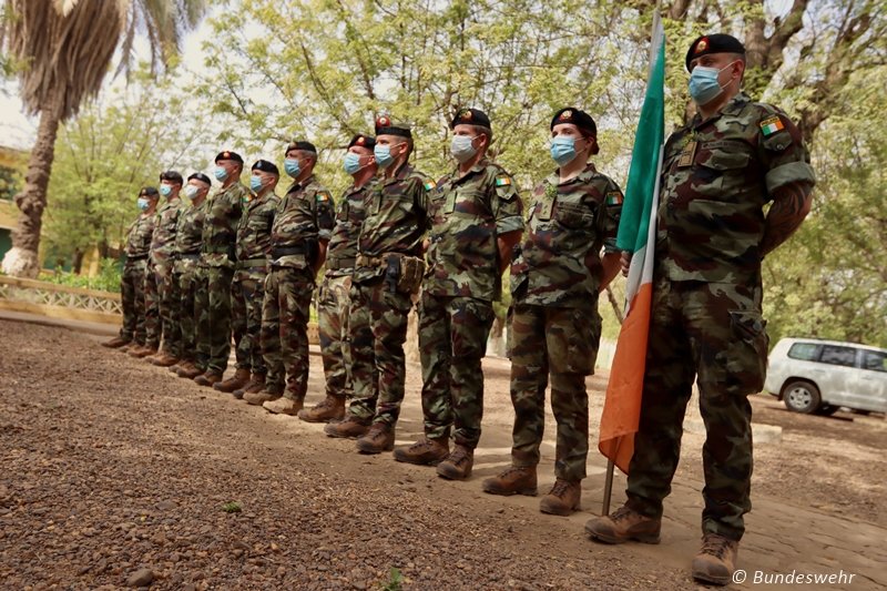 Pünktlich zum Nationalfeiertag St. Patrick’s Day wurden die Kleeblätter direkt aus Irland zu #EUTM geliefert. Den passenden Segen spendet natürlich der deutsche Pater Patrick, der für die #BundeswehrimEinsatz ist. Wir gratulieren den irischen Freunden! <a href="/bundeswehrInfo/">Bundeswehr</a> <a href="/Bw_Einsatz/">Bundeswehr im Einsatz</a>