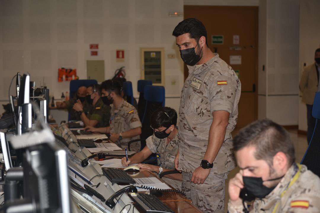 EjercitoAire's tweet photo. ¡#FelizJueves aviadores 🙋🏻‍♂️!

¿#Sabes quiénes son los encargados de mantener la vigilancia permanente  📡 del espacio aéreo canario 🇮🇨 las 24 horas del día, los 7 días de la semana? 

#ConocePapayo #SomoselAire🇪🇸#24siete https://t.co/OTm7JCtxiX