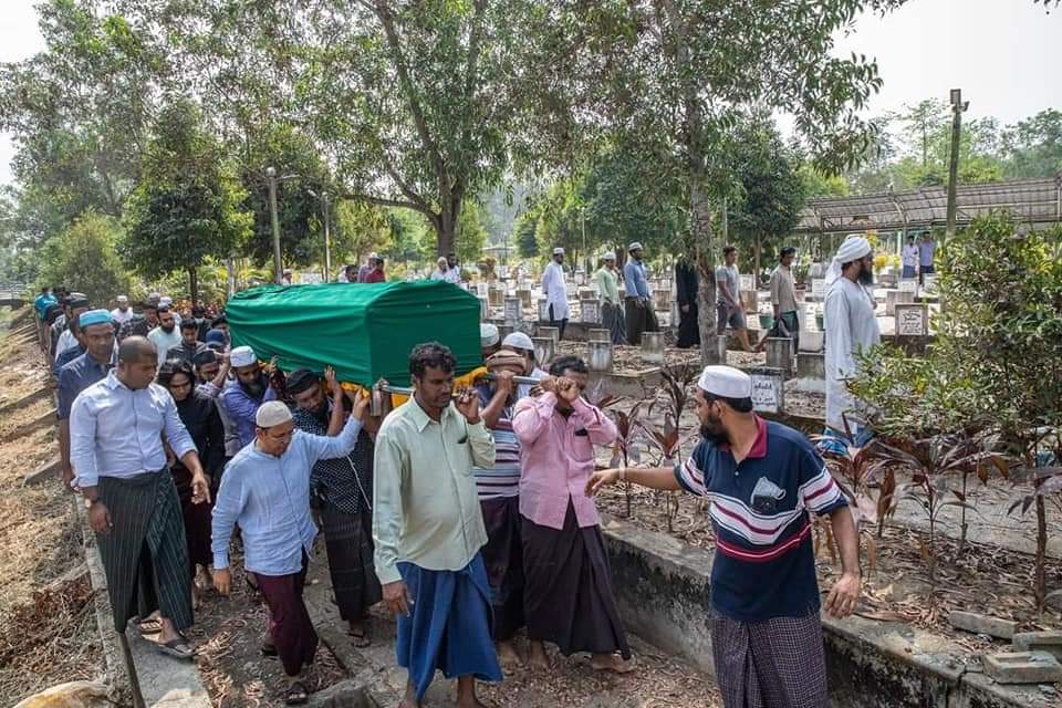Elodia62115836's tweet photo. Islamic Ko Phyo Kyaw Thu,who died Tuesday night strike from terrorists shooting at Yangon, Mingalar Taung Nyunt Township, was buried in the morning of Mar17 according to religious tradition.
INTERNET BLACKOUT
#WhatsHappeningInMyanmar
#Mar18Coup https://t.co/uQpKXLNv69