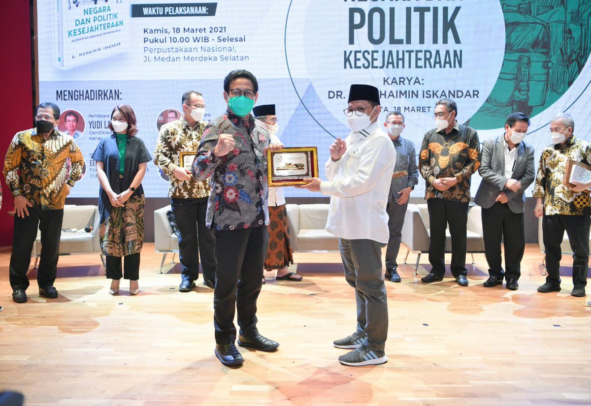 Selamat dan Sukses atas Launching Buku Negara dan Politik Kesejahteraan karya Ketua Umum <a href="/DPP_PKB/">DPP PKB</a> <a href="/cakimiNOW/">A Muhaimin Iskandar</a> 
Buku yg sangat bagus, berhubungan erat dg kebijakan d Kementerian Desa PDTT. Kita brharap kdepan kebijakan politik d Indonesia bertumpu pd kesejahteraan, bukan yg lainnya