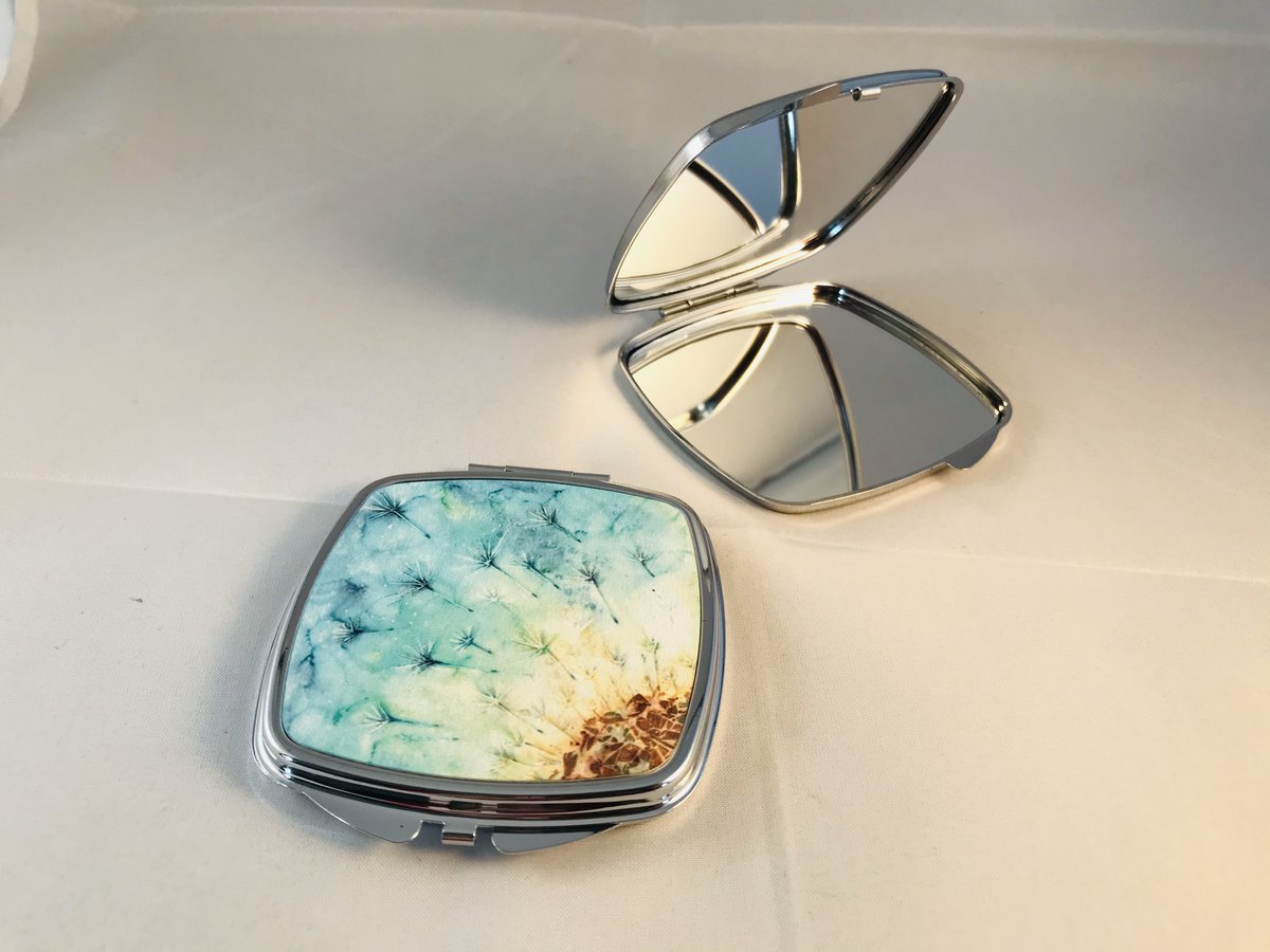 kblacey's tweet photo. A pretty gift idea or just a treat to keep in your handbag. 'Summer Wishes' Mirror Compact https://t.co/L2pWEzLZkv 
#EarlyBiz #tbch #giftideas #summr https://t.co/zwIDGjOCU7