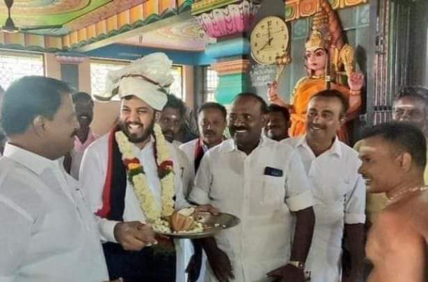 VGopikrishnan4's tweet photo. இது யாருனு
தெரியுதா மக்கா....

இருக்கறதுலயே
பிரியாணியில

அதிகமா உப்பு போட்டு  திங்கிறவன் https://t.co/SrWrOOh6B5
