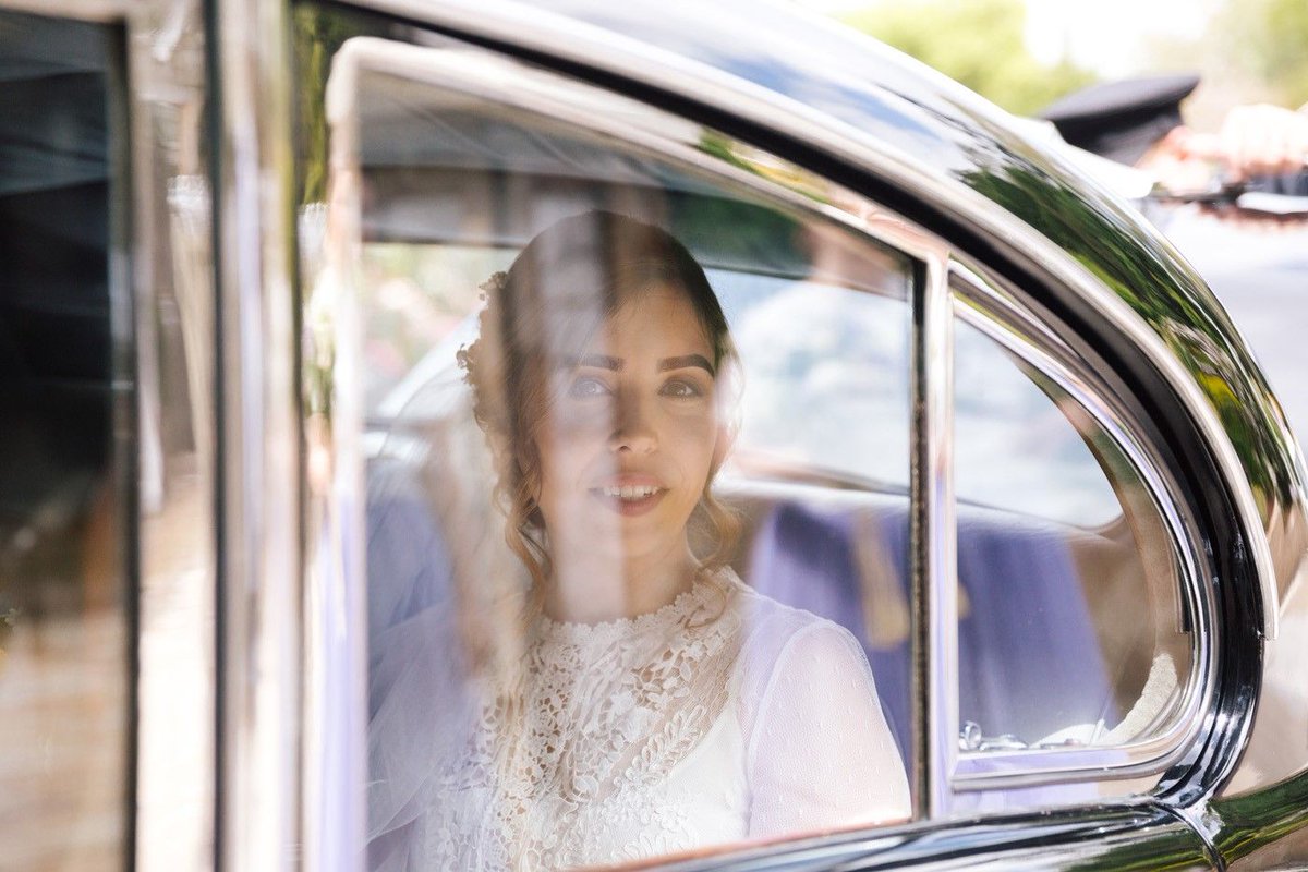 Alana Looking radiant on arrival in one of our Mark 9 Jaguars. 😍💖
Venue @boulevardgardens 
Photo @poppyansagephotography
-
#weddingtransport #brisbaneclassiccarhire #classicweddingcarhire #brisbanevintageweddingcarhire #vintageweddingcarhire  #weddingcarsbrisbane #tictactours