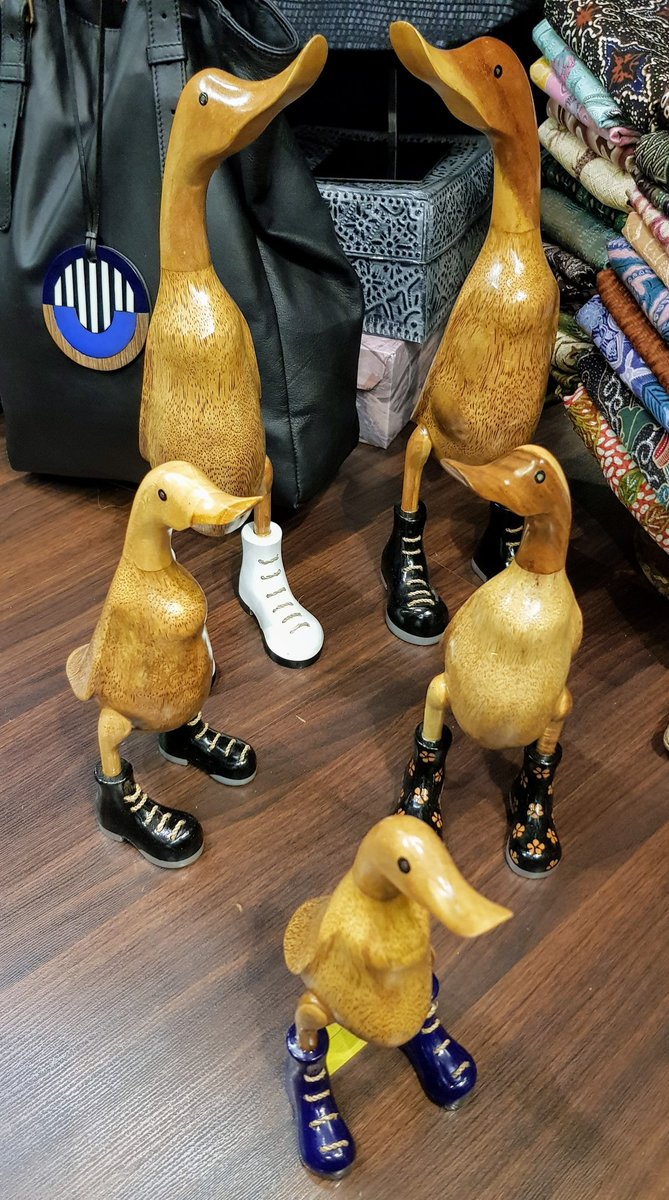 Ran into these happy ducks in the mall today..... check out those cool boots!!!!
