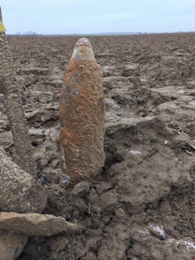 TrenchTrotter's tweet photo. More of the iron harvest from March 2020. British 60 pounder HE, German egg grenade, German 77mm, British 6” howitzer HE in puddle, German 77mm with different fuze and lastly British 4.5” howitzer HE. https://t.co/ie08BniCBG