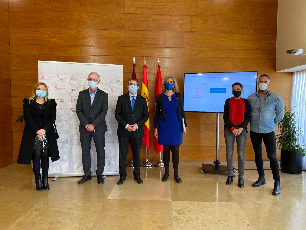 AytoMurcia's tweet photo. 🏙️ #Murcia da un paso más en transparencia con la presentación de la Estrategia de Responsabilidad Social Corporativa.

☑️ El objetivo es articular el recorrido que debe seguir el consistorio para adecuarse a las demandas y lograr una mayor eficacia.

🔗https://t.co/2Ca5IUzARp https://t.co/TmFPJcyYiY