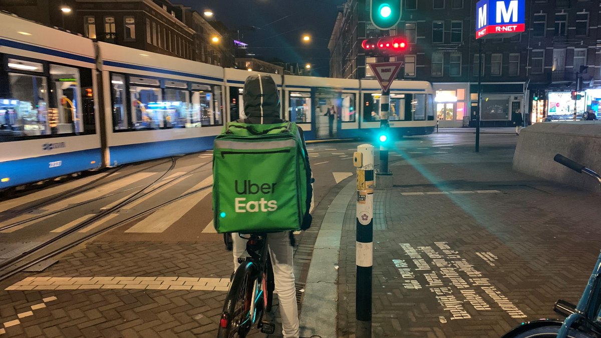 Een blog van onze collega Leonie van Spronsen over de ‘Dark Kitchens’ die momenteel nog vaak alleen fast food en fast casual gerechten bezorgen, waarom geen maaltijden van ‘bekende’ chefs?

spronsen.com/dark-kitchens-…