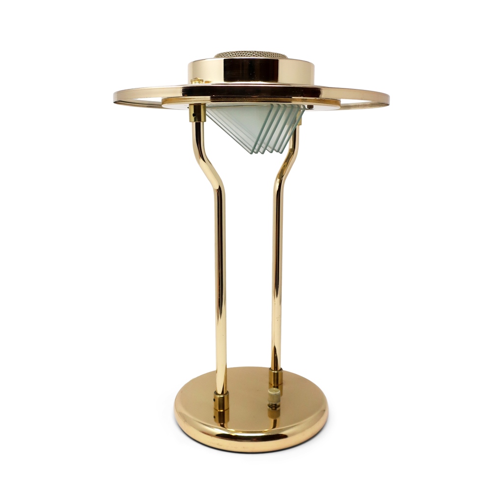 Postmodern flying saucer table lamp in brass up on the site rn

#80sdecor #80slamps #80slighting #interior #interiorstyle #decor #vintagehome #vintagestyle
#vintage #vintagelighting #interiordesign #interiorstyle #modernism #postmodern #postmoderndesign #postmodernism
