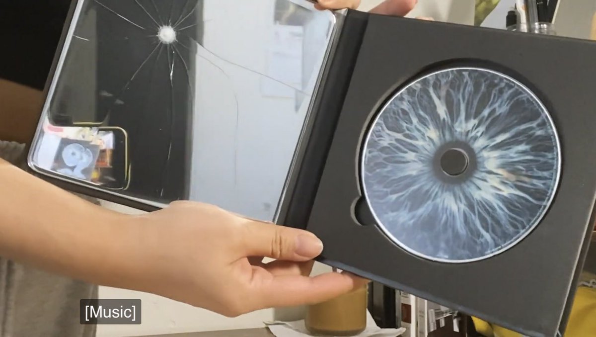 ดู unbox อัลบั้ม dpr ian แล้วเจ๋งมาก ปกอัลบั้มเปลี่ยนสีไปตามอุณหภูมิ ในคลิปเขาเอาไฟลนเลย ข้างในก็เท่มาก ฮื้อ