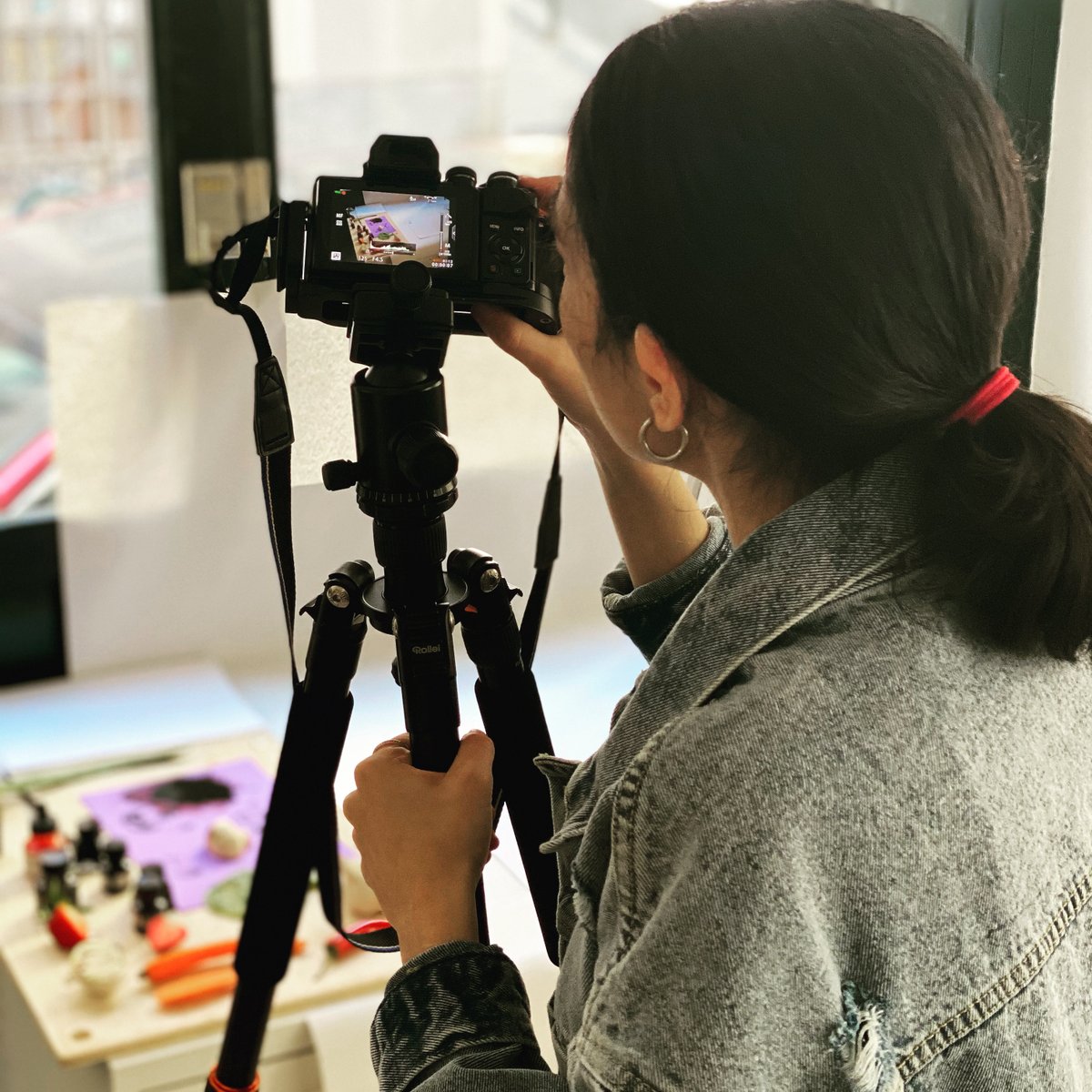 A veces diseñamos de pie, con las manos, con tinta china y con cámaras de fotos… #CulturadelDiseño