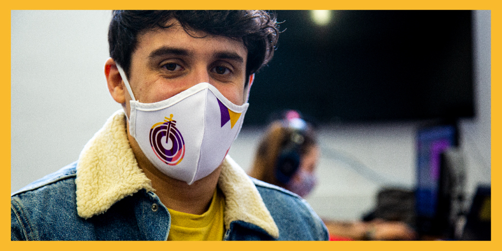 Este es Jon, nuestro experto en ventas, pillado por sorpresa y sonriendo.😉 

Este sábado es el Día Internacional de la Felicidad. Sonreír, aunque solo nos veamos los ojos, siempre es un placer. 😀

#díadelafelicidad #shyncrica #dreamsuniverse #hibrido #venta