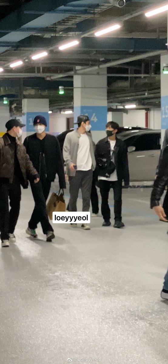 BUNNYMYE0N's tweet photo. 210318 THE BOX PREMIERE 

As seen from the photos below, the person talking and standing beside Jongin SEEMS to be Junmyeon !!! 🥺🥺🥺 I have checked with OP and she said that it should be Junmyeon !! But she isn't able to fully recognise who that is ;;

#EXO #수호 @weareoneEXO https://t.co/HNCyiT8RXv