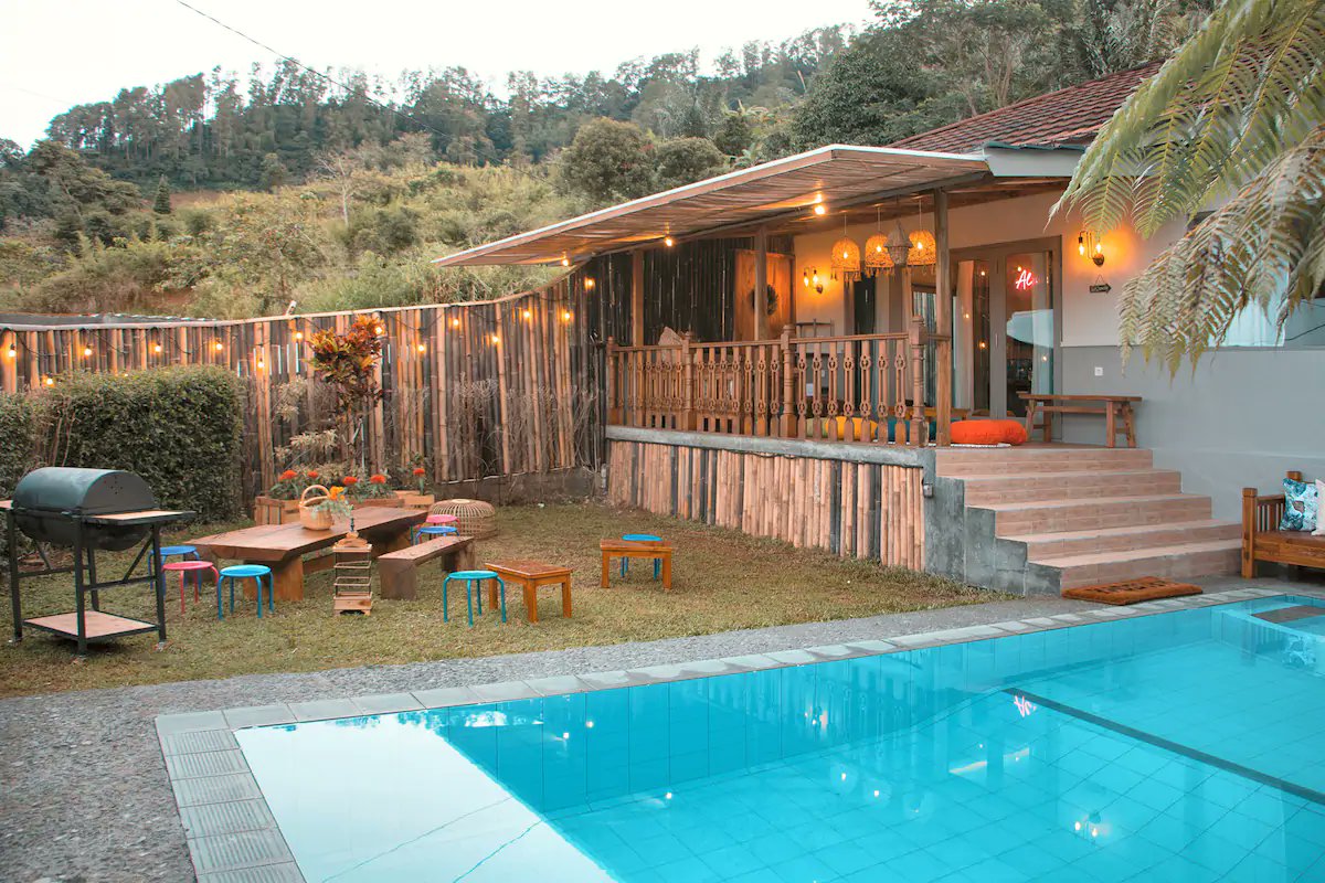 Rekomendasi Villa/Resort dengan suasana chill di Puncak area, budget mulai 200rban.

Cocok buat staycation rame-rame/bareng couple 🍃✨
