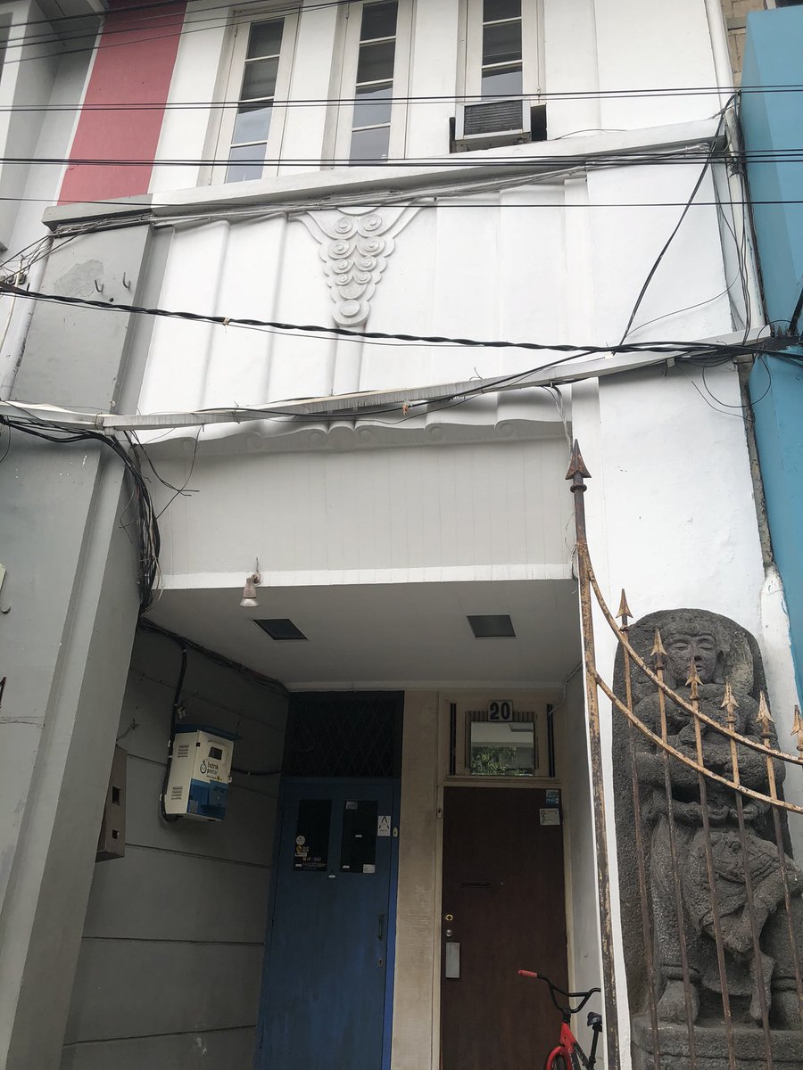 ma_tilla's tweet photo. Konsep lama ya sbenarnya. Ada di bagian2 tua kota. Di Cikini atau Jalan Veteran di Jakarta. Begini salah satu penampakannya di Veteran. Pintu utk penghuni lantai atas di luar toko https://t.co/1lGyQbpBEM