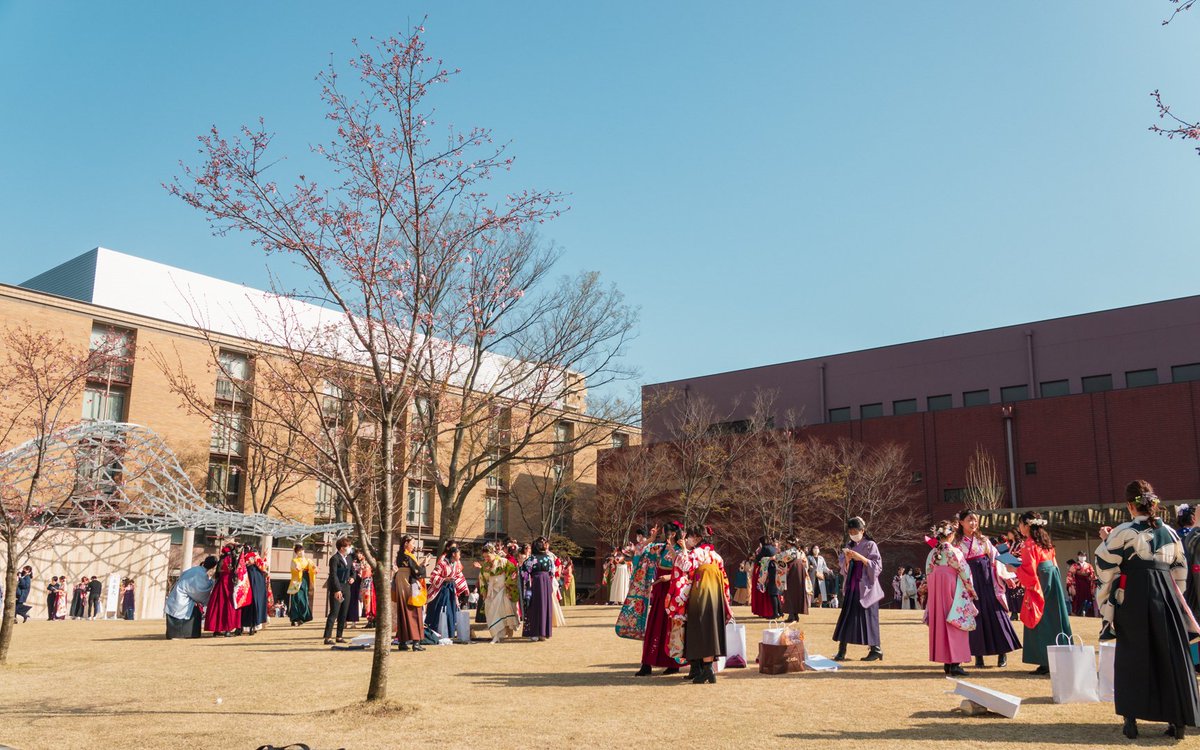 senzokuondai's tweet photo. 【pause】『大学・短大 卒業式🌸』

本日前田ホールにて卒業式が行われました。
ご家族、関係者のみなさまには、挙行の様子をYouTubeライブ配信でご覧いただくことができました。

皆様の新たな門出に際し、更なる飛躍と今後のご活躍をお祈り致します。

#音大
#洗足
#洗足学園
#洗足学園音楽大学 https://t.co/jteprOvbsx