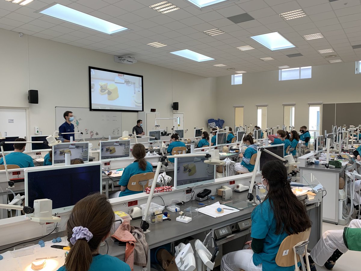 OdontoLor's tweet photo. Ce jeudi matin nos #étudiants de 2e années découvrent le « fantôme » et s’initie au travail de prothèse fixée en conditions cliniques plus réelles avec AS Vaillant et PM Syda #enseignement #simulateurClinique  #formation #innovationpedagogique https://t.co/ES32uRSpFm
