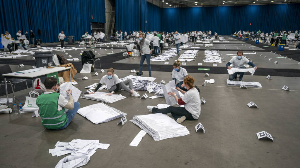 _recode's tweet photo. Wie is.... 

......de mol...

#TK21 #verkiezingsuitslag #fraude #TK2012 #waarisbaudet #widm #Onbegrijpelijk #kamer https://t.co/VM6xlAJWEn