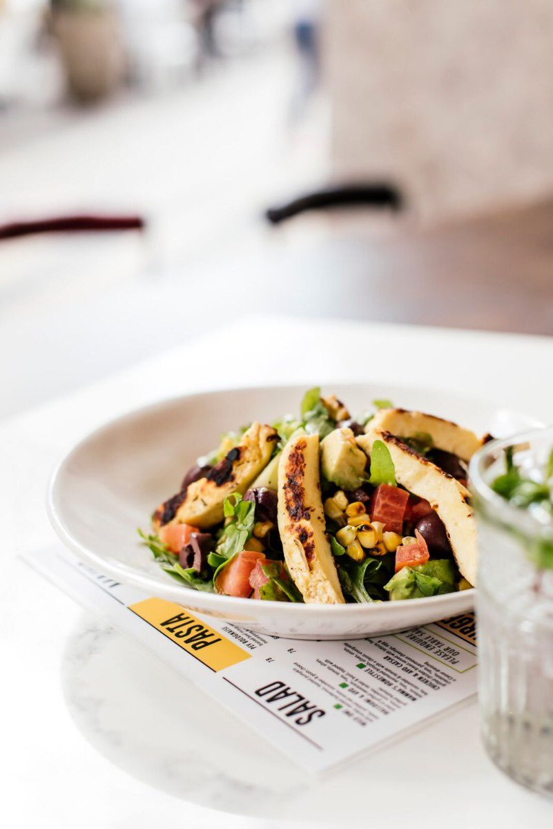Halloumi &amp; Avo Salad, the perfect meal to end off a summer day. Ingredients: sweetcorn, avo*, tomato, olives, onion, cucumber, rocket, basil and haloumi 😍
#Vegeterian #Salad #Love #Yummy #Delicious #Tasty #kickititalian #MeatFreeMonday