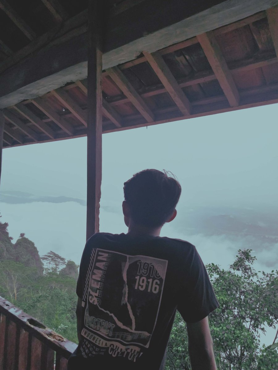 anangtyo_'s tweet photo. Masa depan isih kabut https://t.co/omhglrjaoc