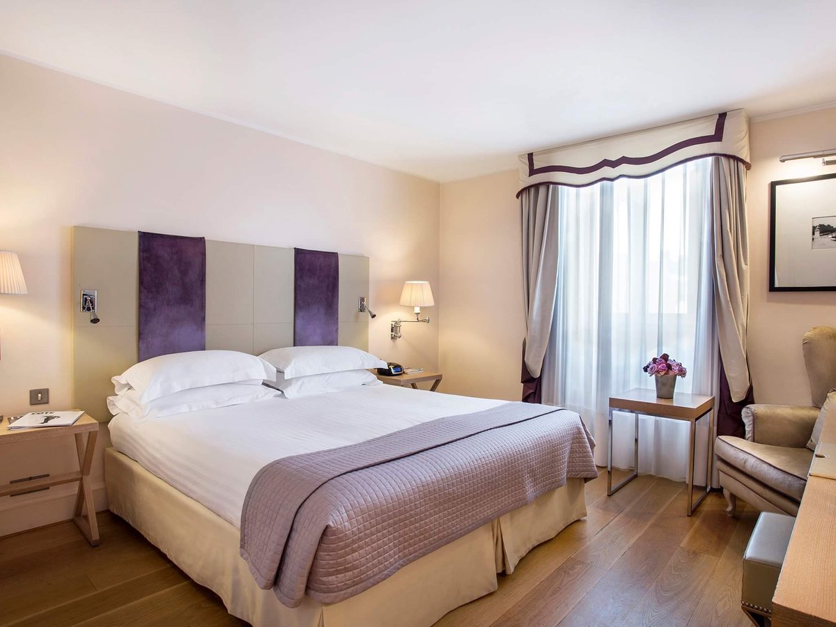 Jump into a luxurious bed surrounded  by elegant furnishings in shades of mauve and beige.
#castilleparis #hotel #paris #parisianhotel #5starhotel #deluxeroom #room #hotelroom #luxurytravel #italianstyle #chic #classic