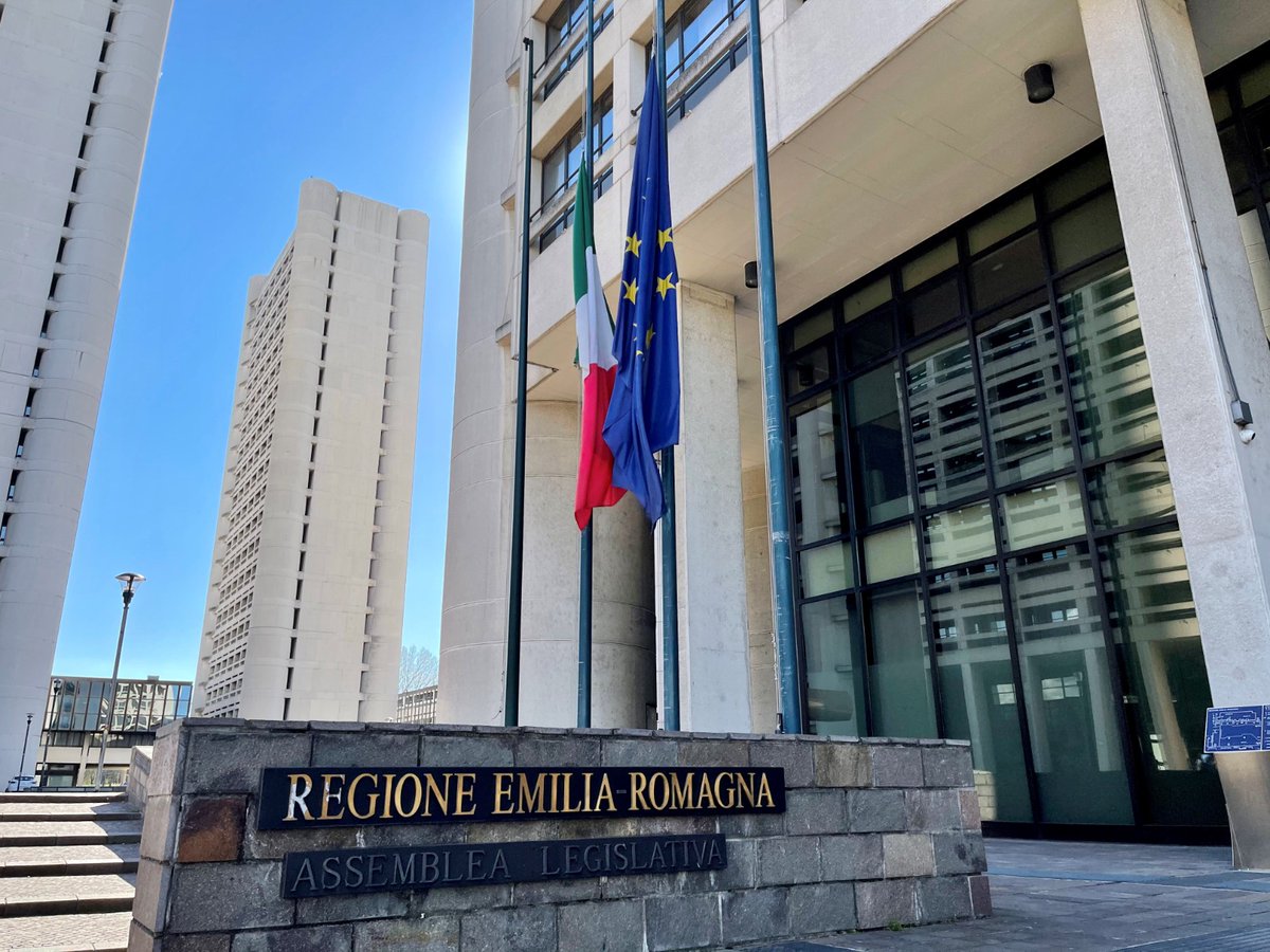 RegioneER's tweet image. Oggi, #18marzo, la prima Giornata nazionale in memoria delle vittime dell'epidemia da #Coronavirus. In Regione Emilia-Romagna bandiere a mezz'asta in segno di lutto e ricordo di tutte le persone che non ci sono più. Il cordoglio alle loro famiglie e ai loro cari.