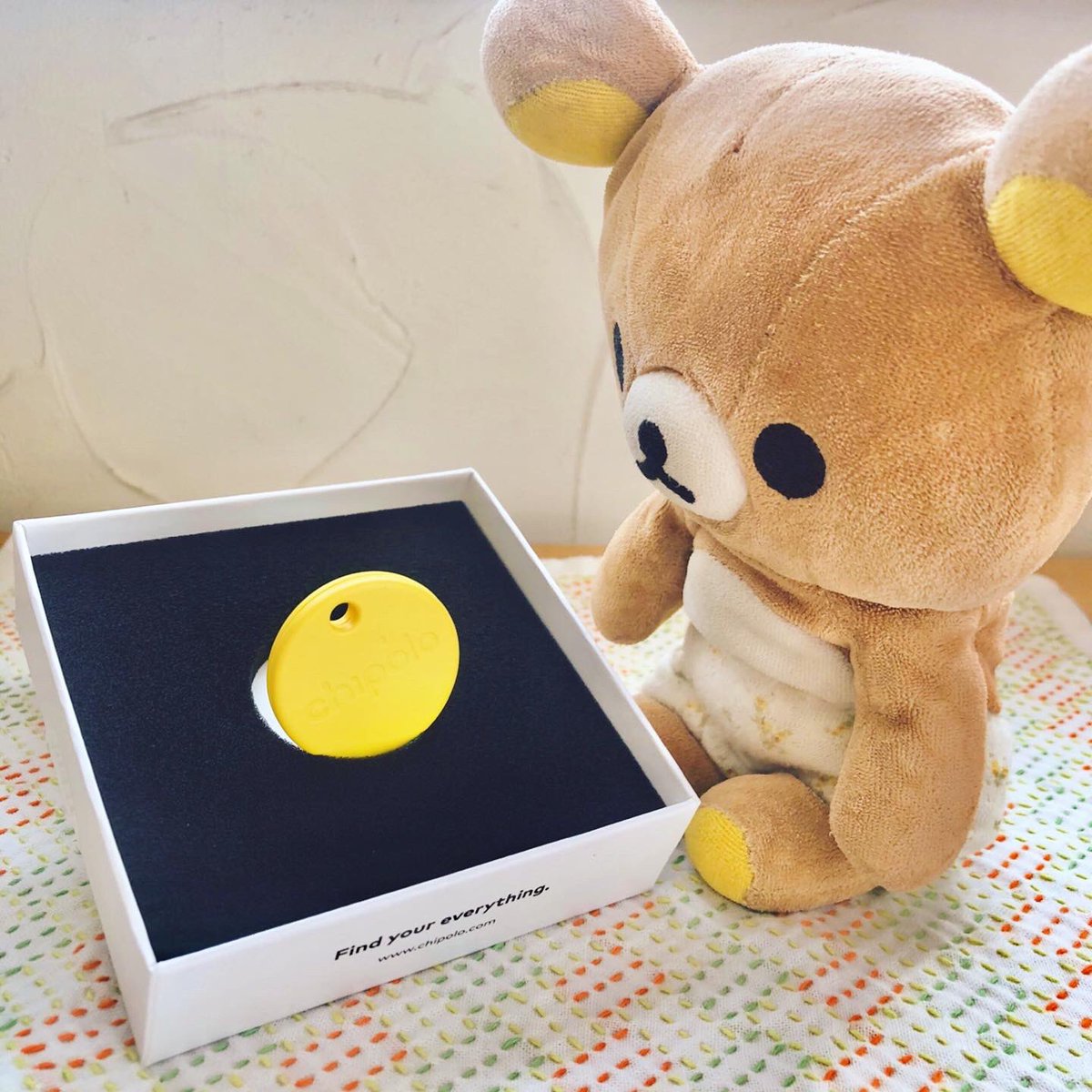 kuma_sos's tweet photo. クマくんにスマートトラッカー"Chipolo"をあげました🤗
Bluetooth経由でChipolo本体とiPhoneを連携させると、Chipoloを付けた物の位置が専用アプリから確認できるそう🤔💡
色もクマくんにぴったり💛🐻 https://t.co/0zoN9V002C