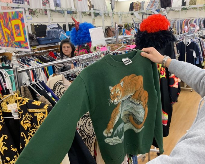 古着は有名ブランドじゃないと
売れないと思っている人も多いですが、
ノーブランド品でも売れるものは多いです！👌

ノーブランド品だと売れやすいのは
無地やシンプルなものよりは
珍しいデザインや変形シルエットなどが
おすすめです！🐅