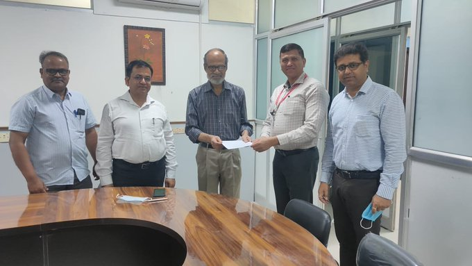 StpiRanchi's tweet photo. Jurisdictional Director Sri @manas_r_panda today visited #NIFFT RANCHI and discussed on the proposed @STPICoE on #Industry 4.0 with Director @nifftofficial and briefed on recent initiatives of #STPIINDIA @GoI_MeitY @EduMinOfIndia @rsprasad @OfficeOfSDhotre @Omkar_Raii https://t.co/4J1a7SmkK3
